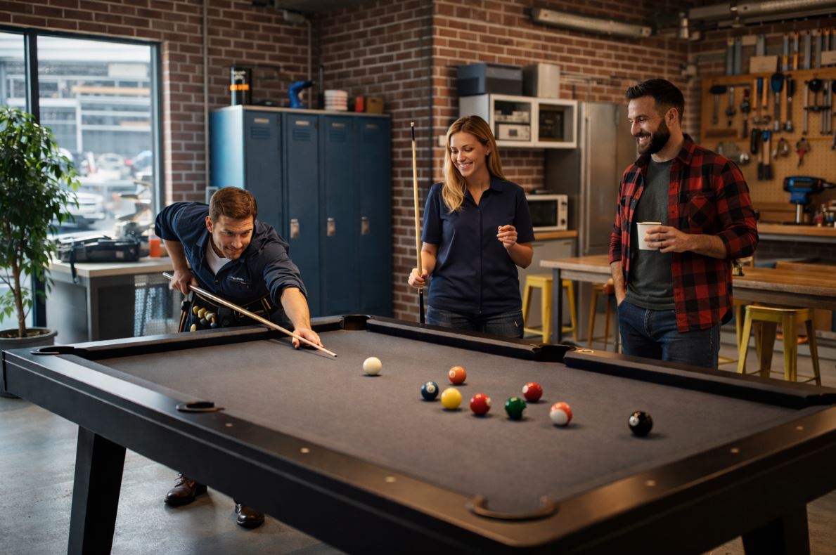Mitarbeiter beim Billard spielen